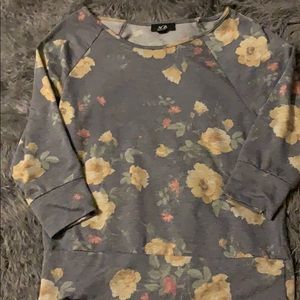 Super cute flower 3/4 sleeve top
